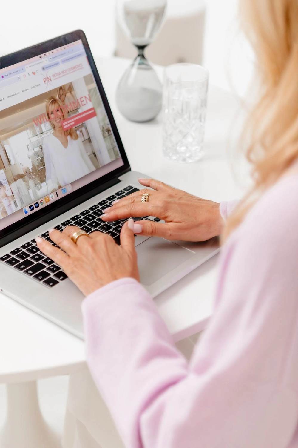 Petra Nos Cosmetics ,Hautverjüngung Frankfurt am Main ,Anti Aging Behandlung Offenbach ,nicht invasive Anti Aging Therapie ,Anti Aging Kosmetik ,Faltenbehandlung ohne OP ,Kosmetikstudio Offenbach bei Frankfurt ,Jugenddreieck Methode nach Svetlana Holzfeind ,Anti Aging Therapien, Ü50 Anti Aging, Ü60 Anti Aging, Anti Aging Behandlungen ab 50, Hautverjüngung, Faltenbehandlung, natürliche Anti Aging Methode